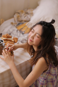 把荔枝一颗一颗推入她的